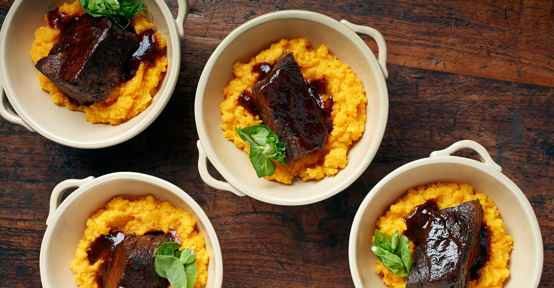 A group of bowls of food